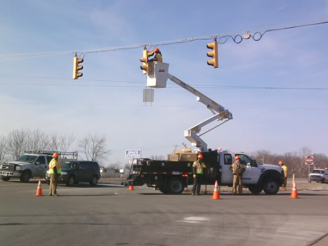 Photo | How many DOT workers does it take to change a light bulb?
